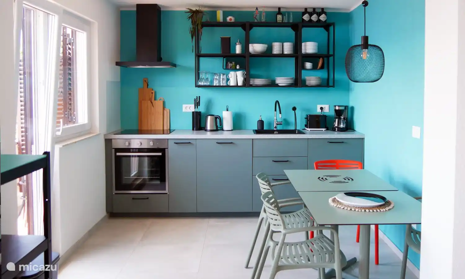 In der offenen, modernen Küche, mit Geschirr­spül­maschine, Koch­feld, Back­ofen und Kühl­schrank mit Gefrier­fach kann das Kochen auch im Urlaub Spass machen. Eine Dunst­abzugs­haube sorgt auch bei Koch­orgien für gute Luft in der Wohn­küche. 