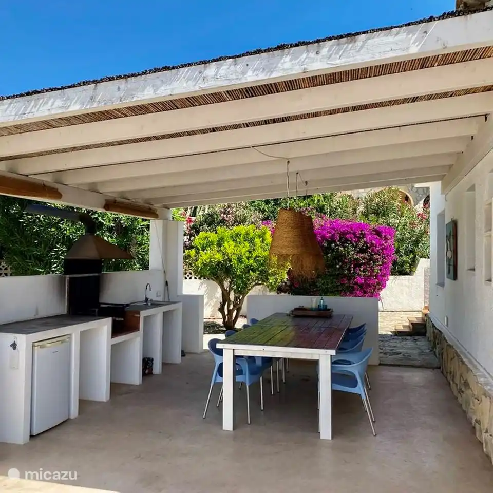 Villa El Nido in Moraira heeft een overdekte buitenruimte met bbq