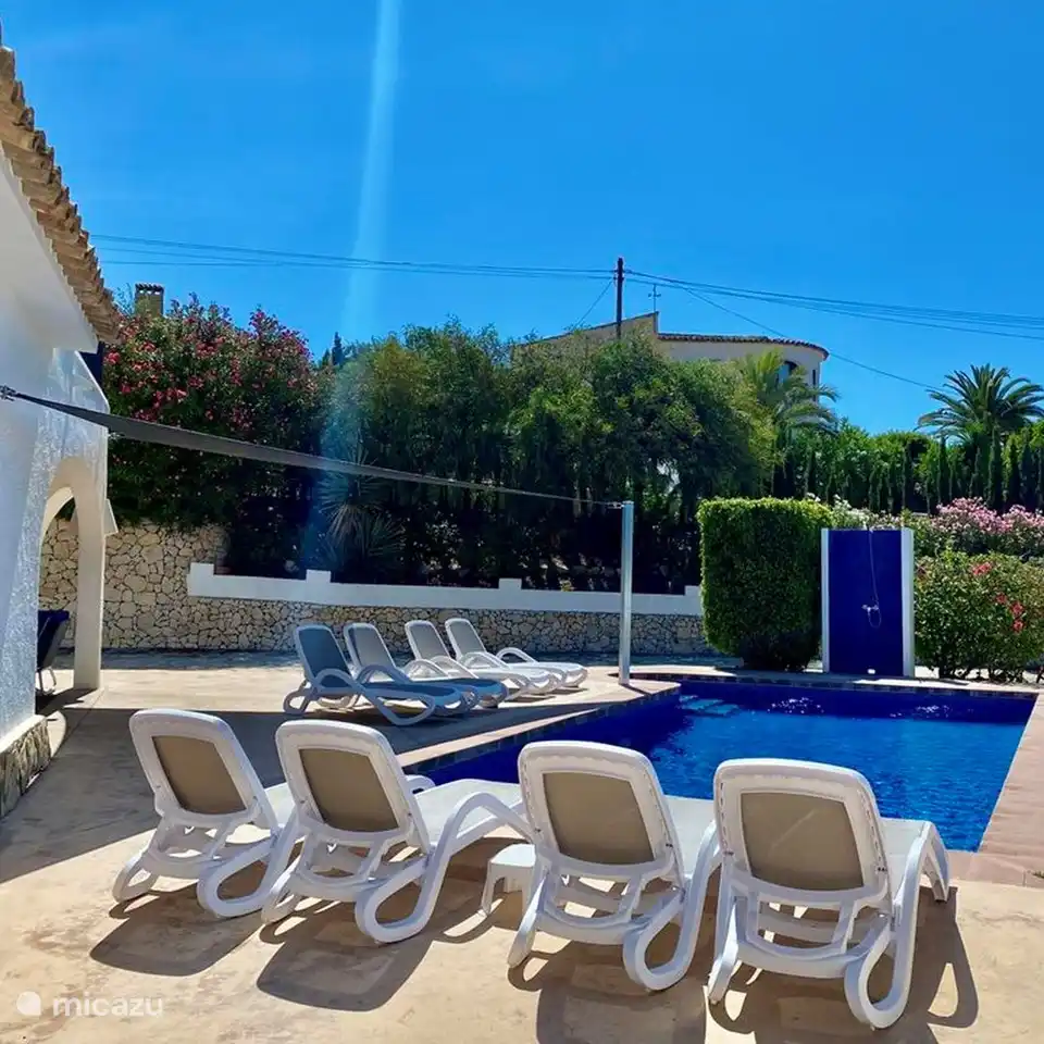 Het privé zwembad heeft veel privacy