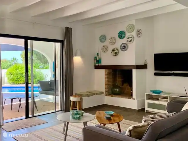 Villa El Nido | Moraire | 8 pers. | Espagne, Costa Blanca, Moraira - villa Le salon confortable de la Villa El Nido avec des portes coulissantes donnant sur la terrasse couverte et une vue sur la piscine