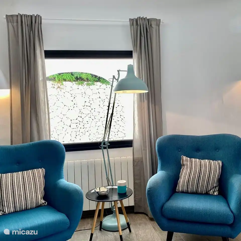 De gezellige woonkamer van de villa met comfortabele stoelen