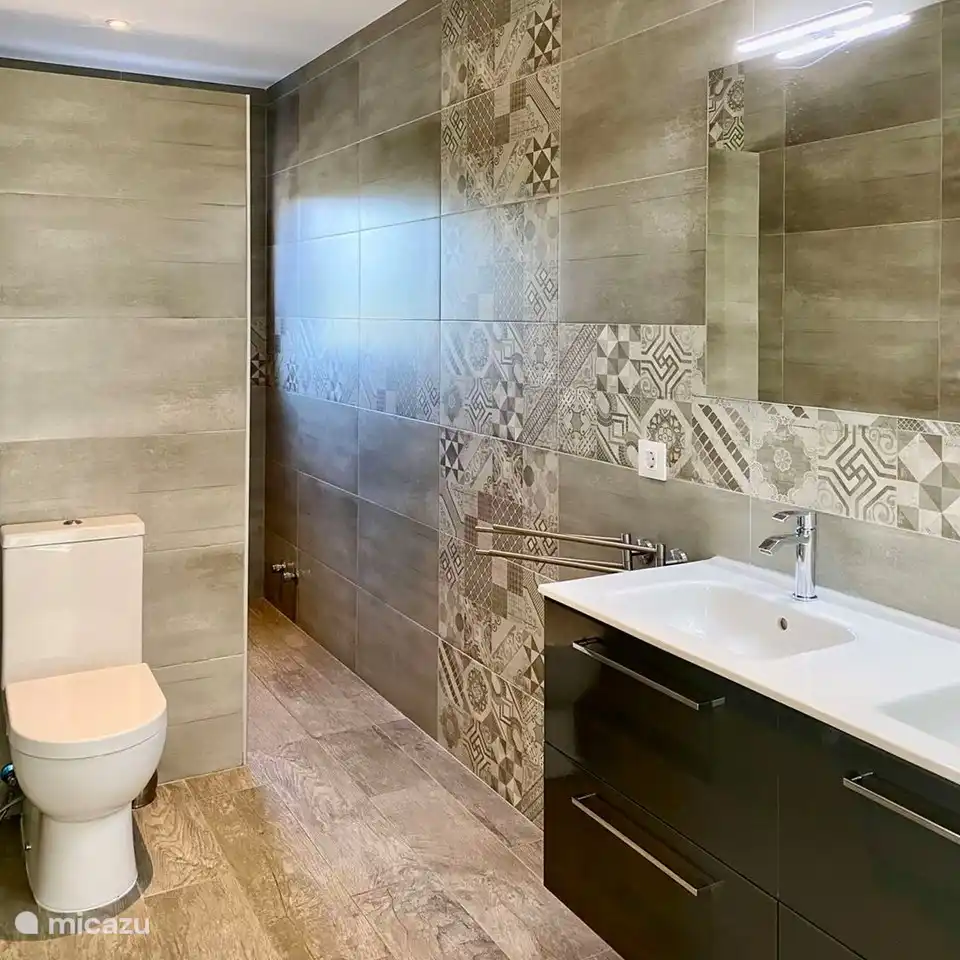 Villa El Nido heeft 3 complete badkamer met regendouches