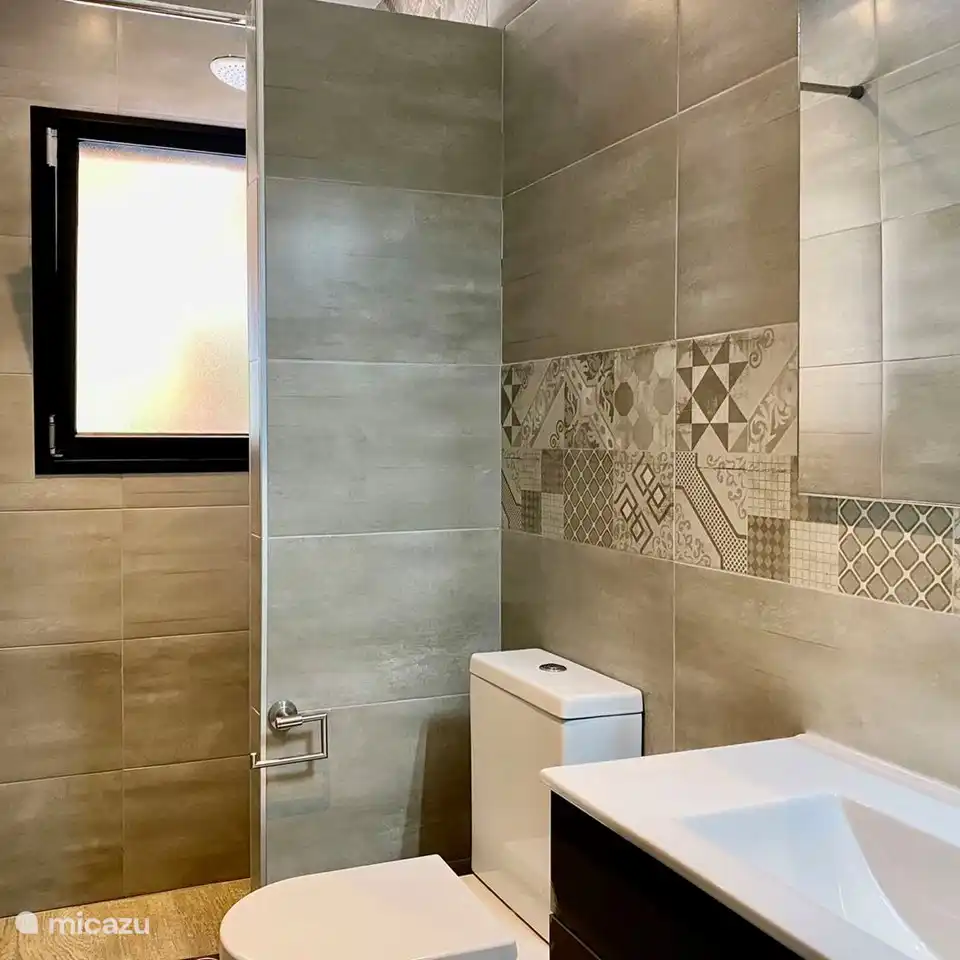 Villa El Nido heeft 3 complete badkamer met regendouches