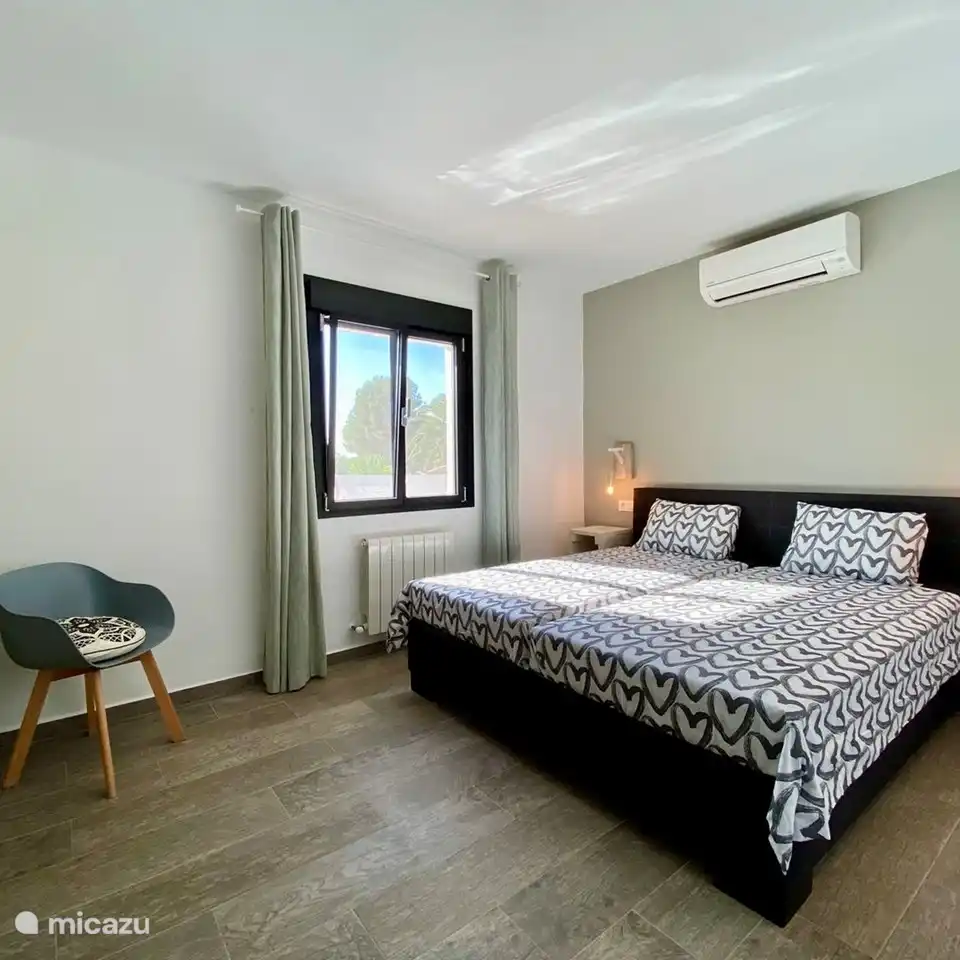 Villa El Nido heeft 4 slaapkamers met comfortabele boxspringbedden