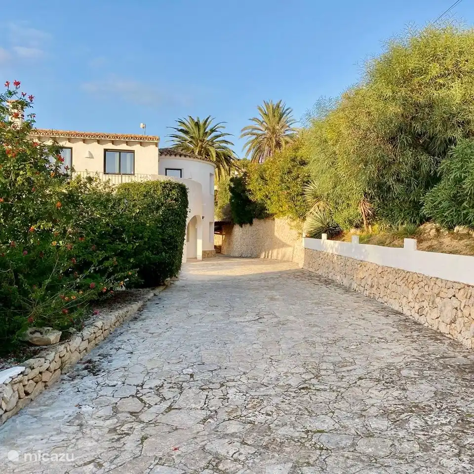 Op de oprit van villa is voldoende ruimte van voor meerdere auto´s 