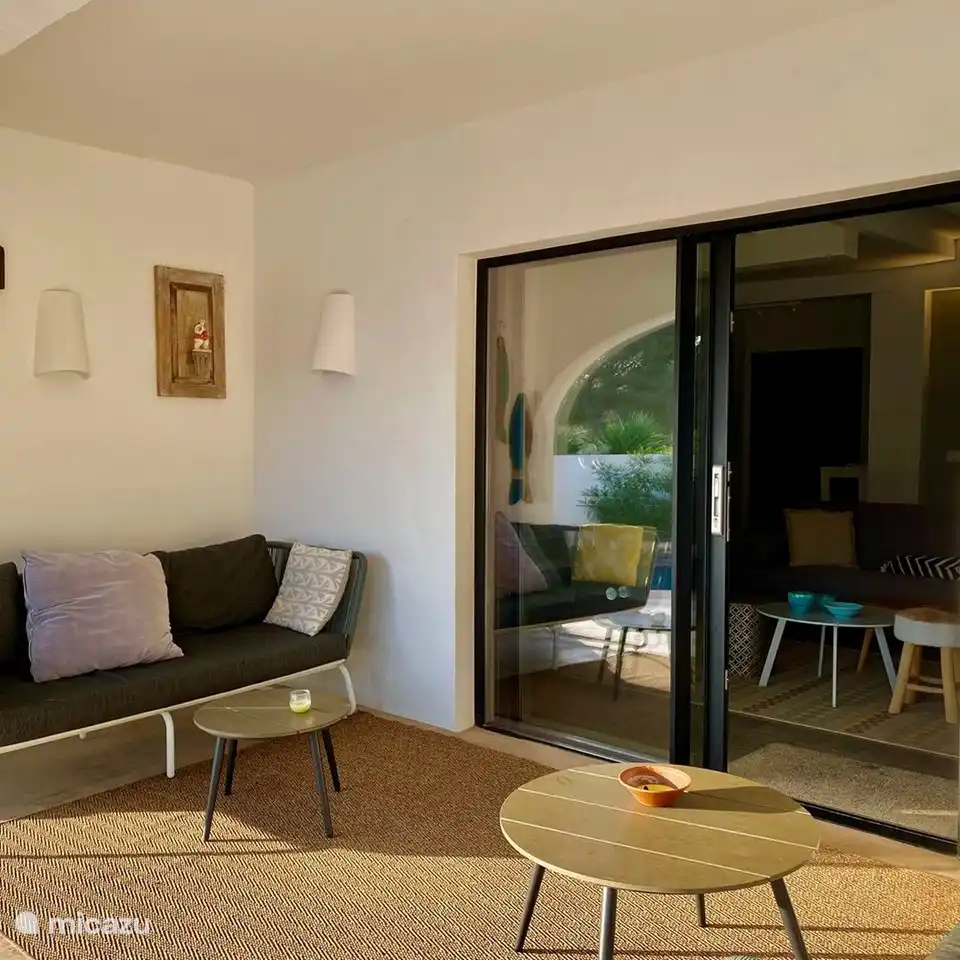 Het overdekte terras van Villa El Nido met zicht op het zwembad