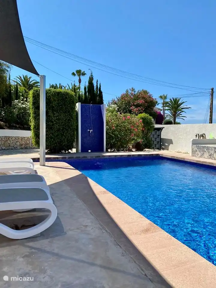 Villa El Nido heeft een privé zwembad in tuin en een buitendouche