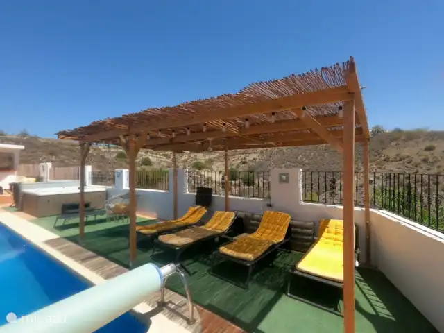 Cortijo naturista con vistas en España, Andalucía, Oria - apartamento Tumbonas de piscina