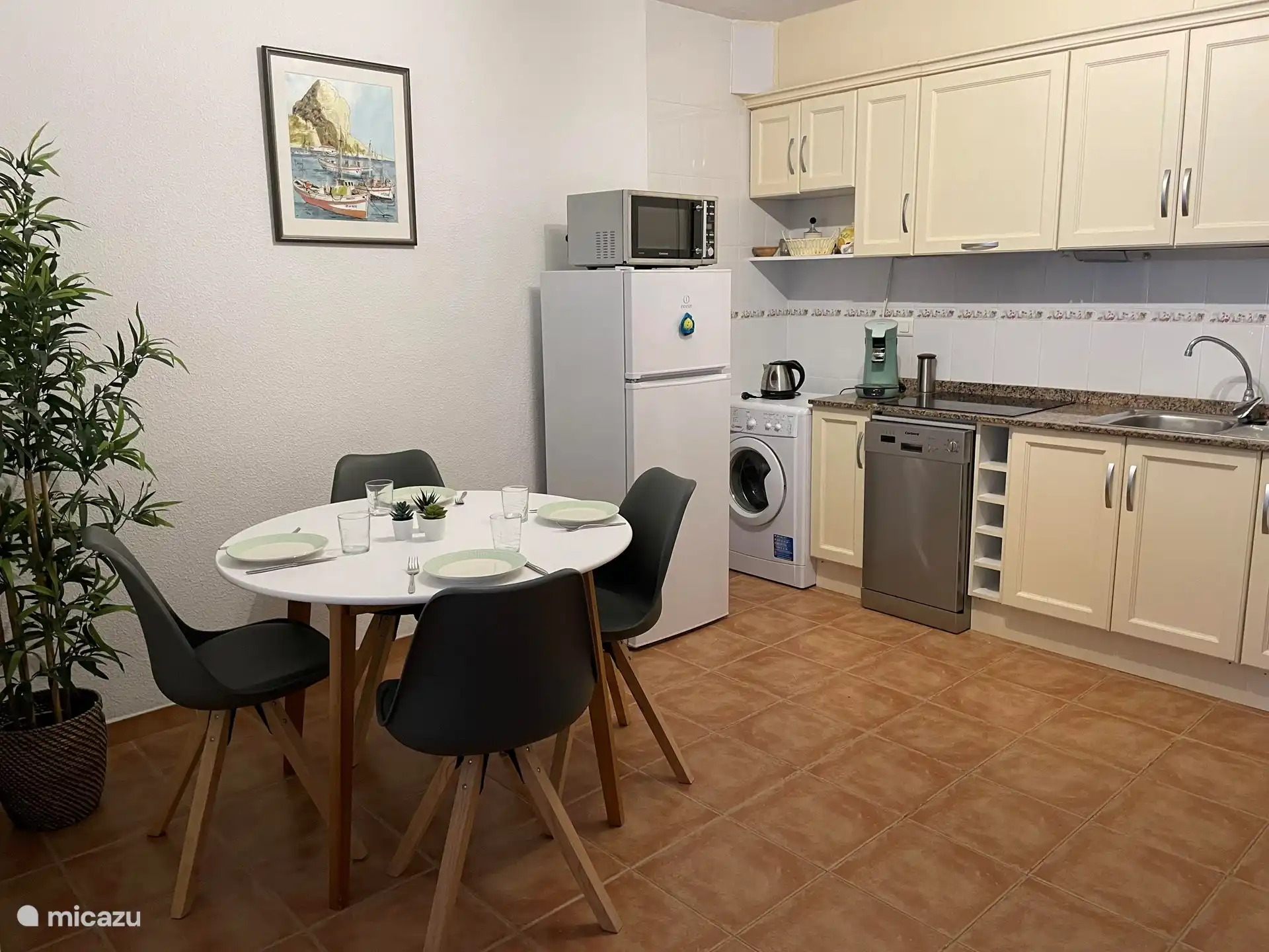 Die Küche mit Geschirrspüler, Waschmaschine und Kühlschrank mit großem Gefrierfach. 