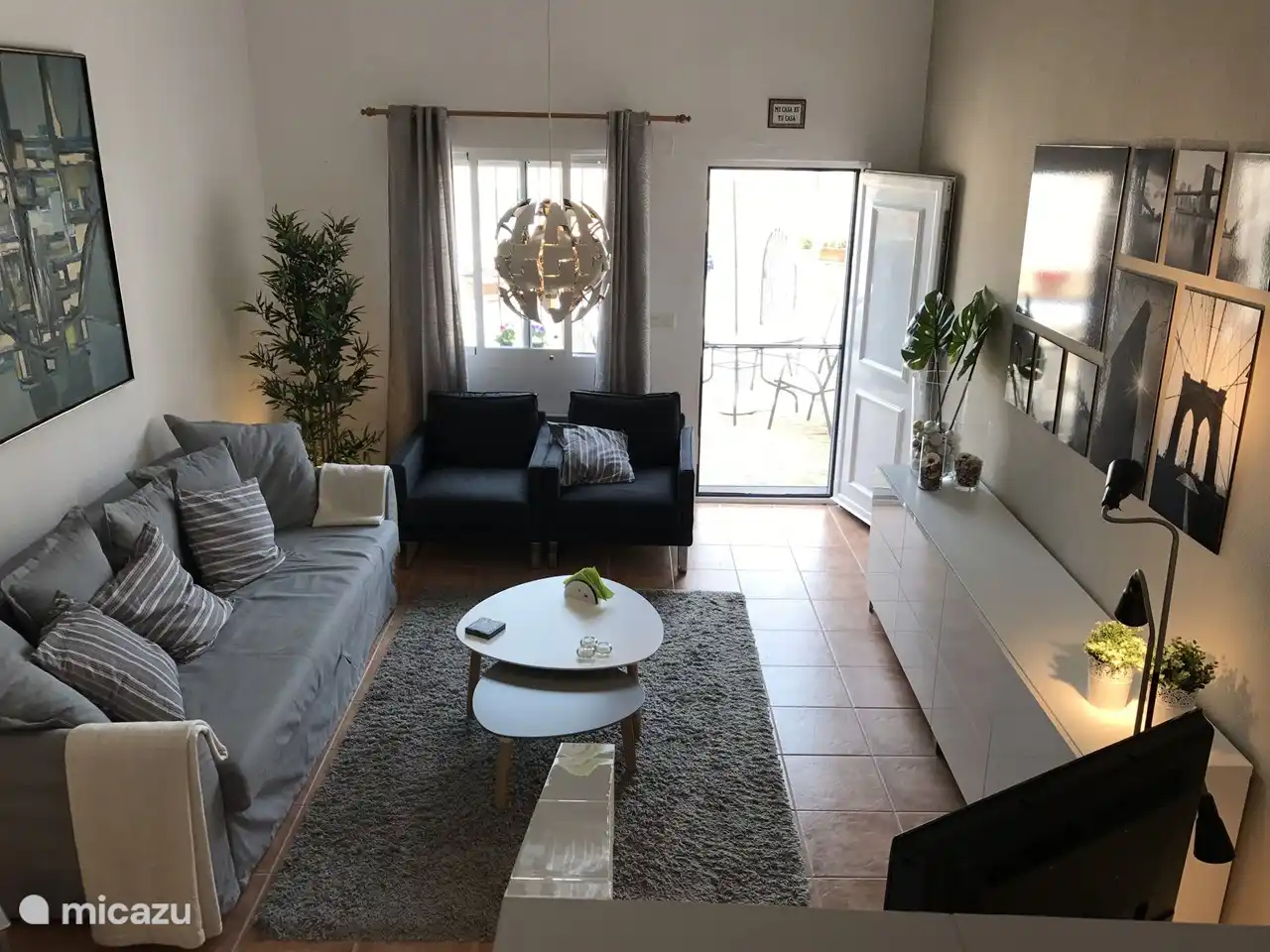 Blick von der Küche ins Wohnzimmer (ein paar Stufen höher)