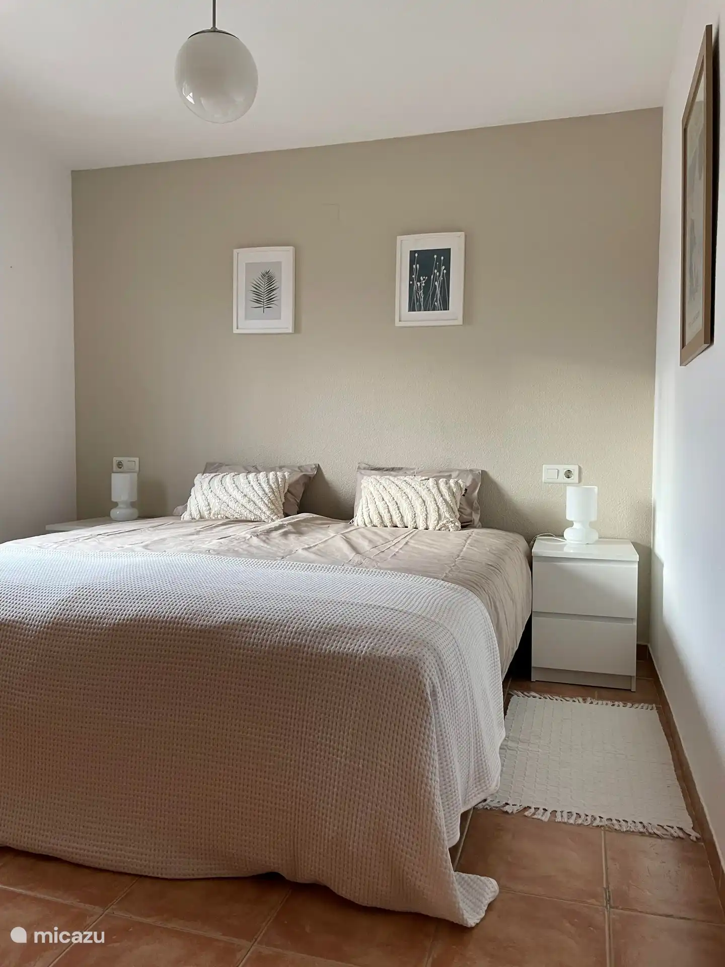 Schlafzimmer 1 mit zwei zusammengestellten Einzelbetten (90x200) und einem Einbauschrank. Rollladen und Moskitonetz für das Fenster.