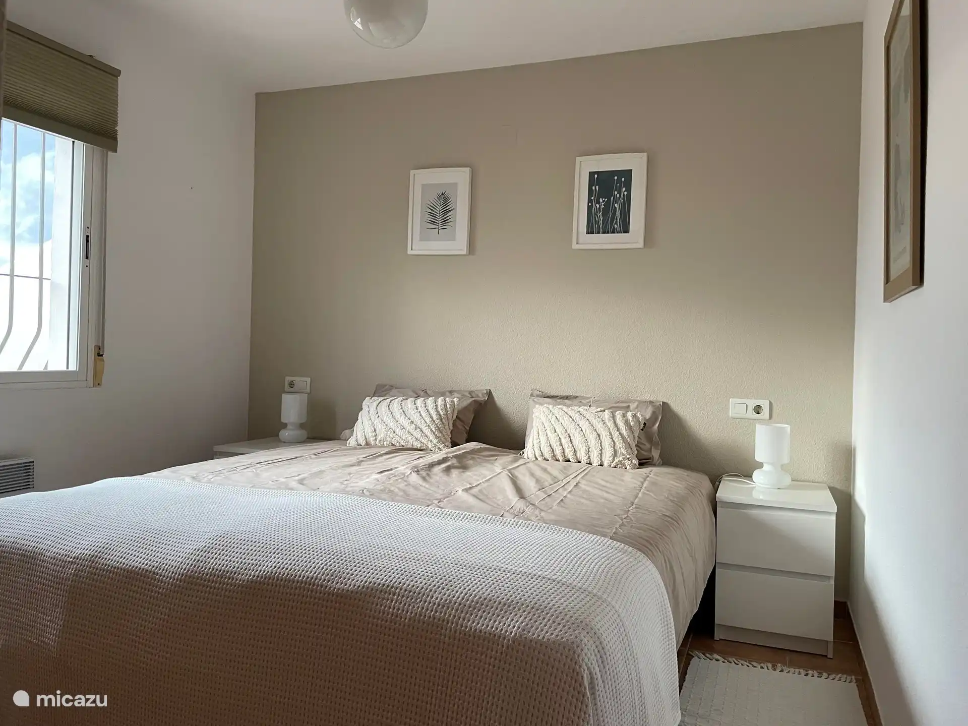 Schlafzimmer 1 mit zwei zusammengestellten Einzelbetten (90x200) und einem Einbauschrank. Rollladen und Moskitonetz für das Fenster.