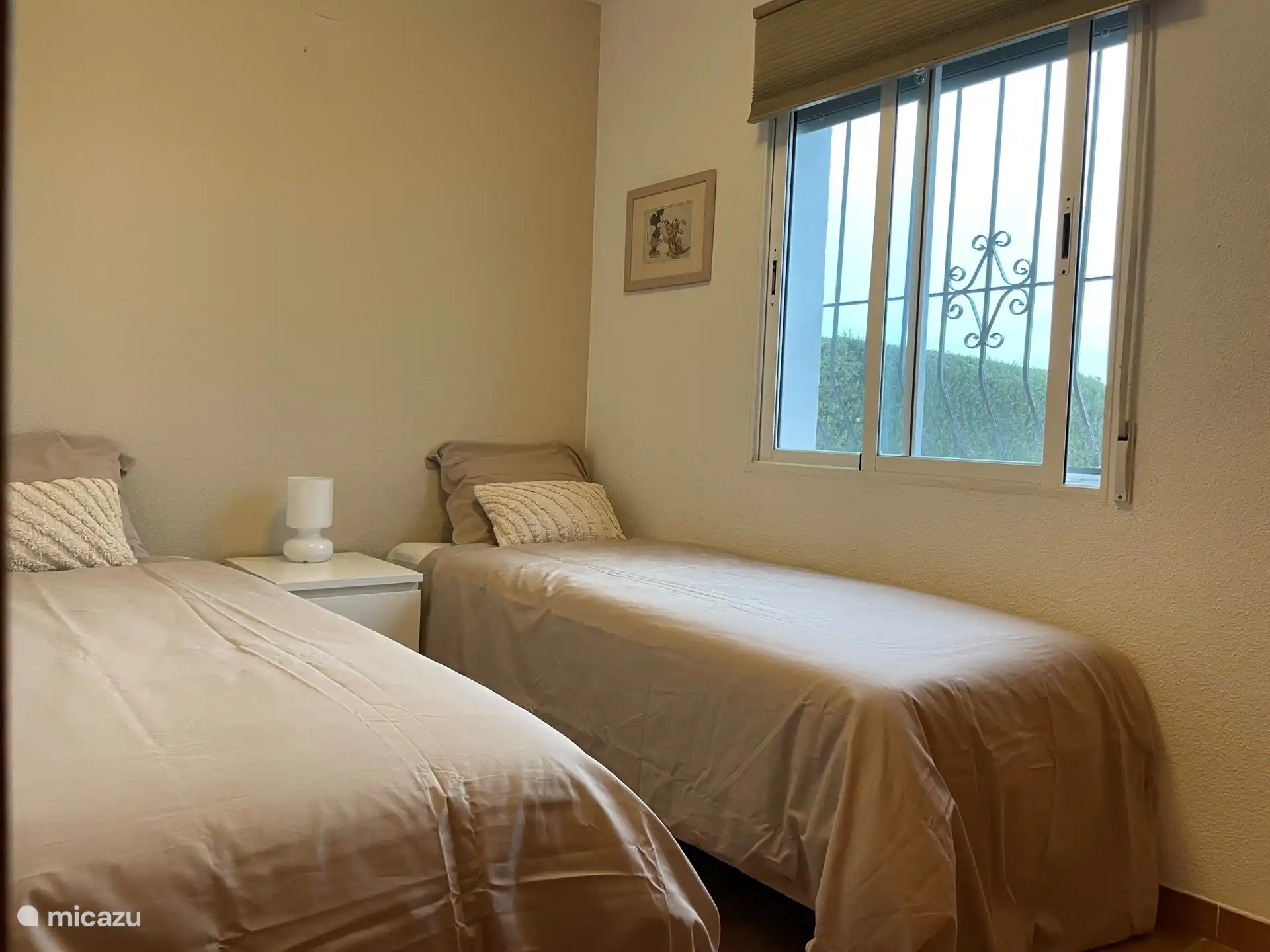 Schlafzimmer 2 mit 2 x Einzelbett (80x200) und einem Einbauschrank. Rollladen und Moskitonetz für das Fenster.