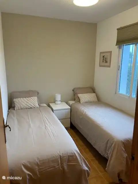 Schlafzimmer 2 mit 2 x Einzelbett (80x200) und einem Einbauschrank. Rollladen und Moskitonetz für das Fenster.