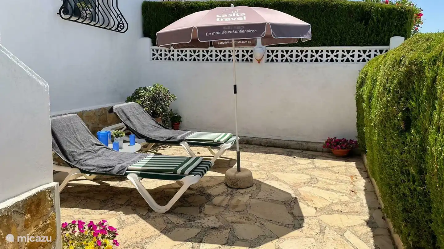 Zusätzliche Terrasse um die Ecke im Garten