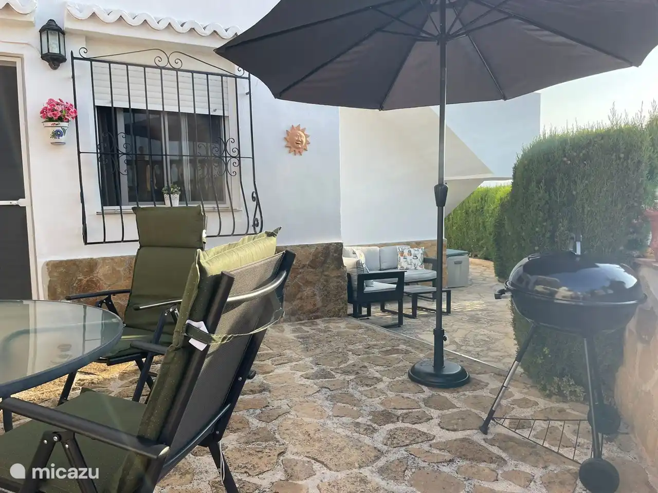 Die neuen Stühle am Tisch und Lounge-Set