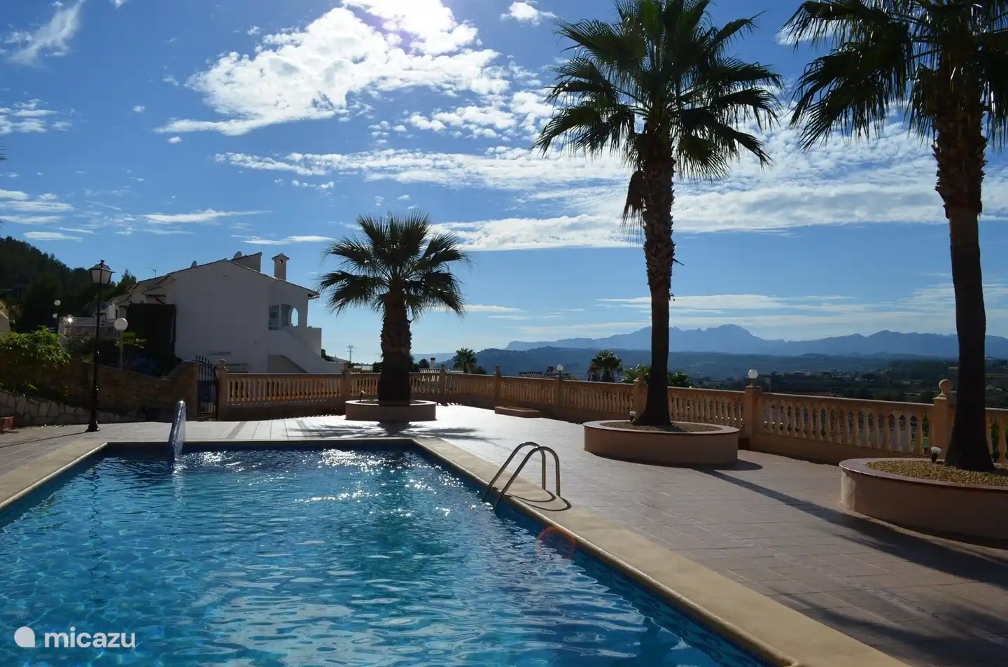 Der schöne Pool mit Blick auf die Umgebung