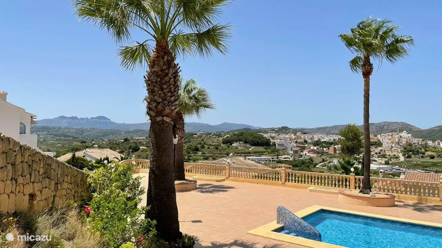 Schöne Aussicht auf die Gegend mit Moraira auf der linken Seite und Javea auf der rechten Seite