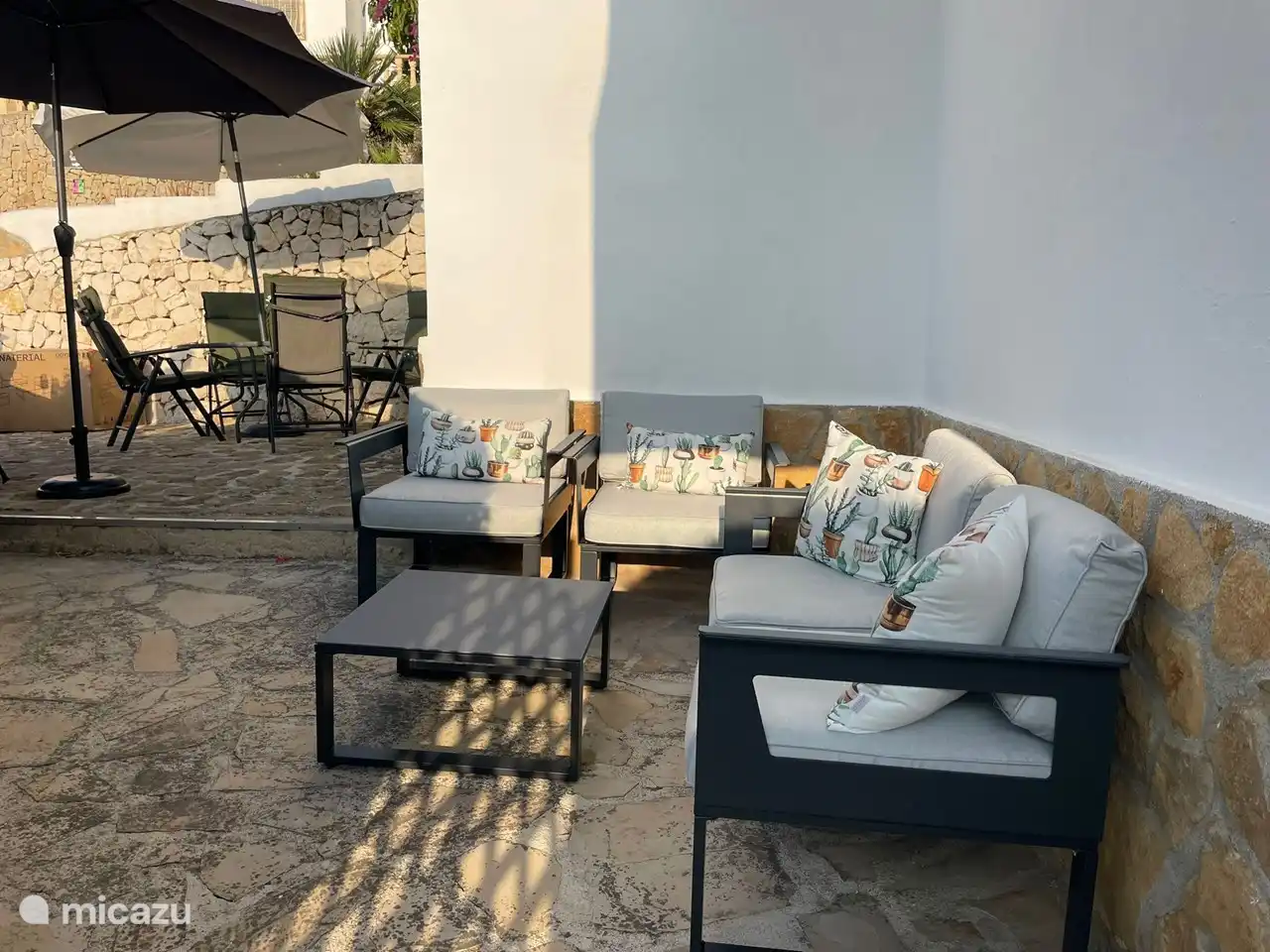 Lounge-Set im Garten und Essbereich