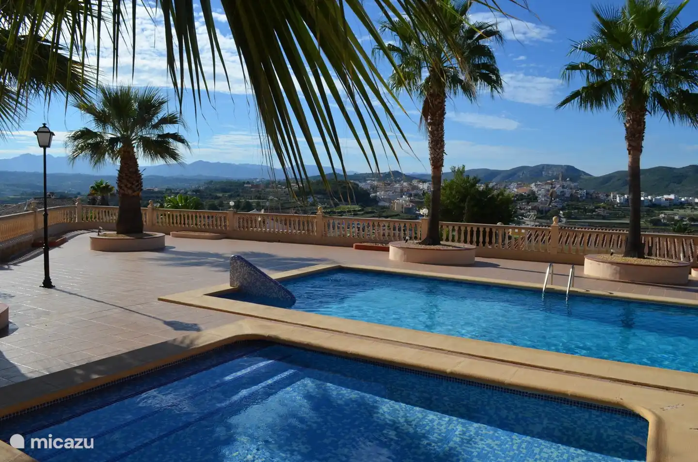 Der Blick vom Pool über das Dorf Benitachell