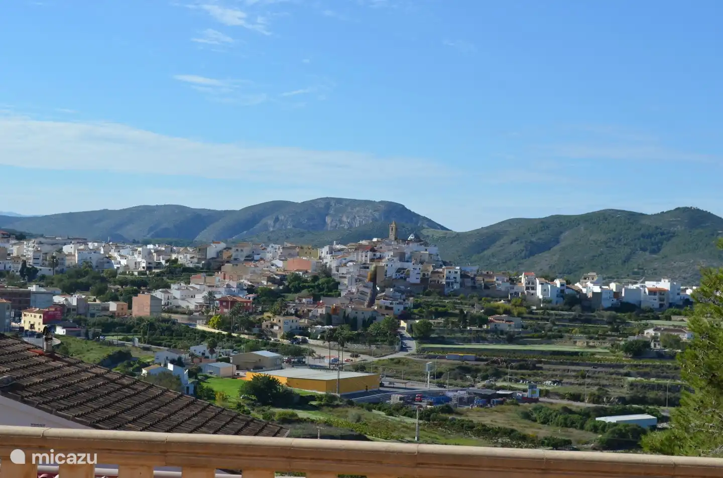 Das Dorf Benitachell vom Pool aus gesehen