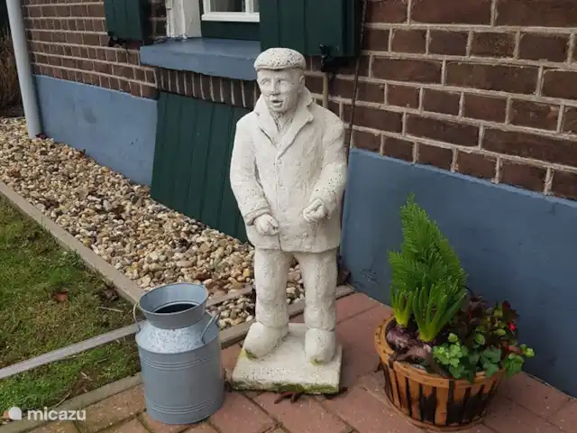 Wandelen, Nederland, Overijssel, Holten, boerderij Erve Toon Het beeldje bij de toegangsdeur heet u welkom