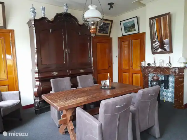 Wandelen, Nederland, Overijssel, Holten, boerderij Erve Toon Authetieke woonkamer met kabinet, potkachel en originele deuren.