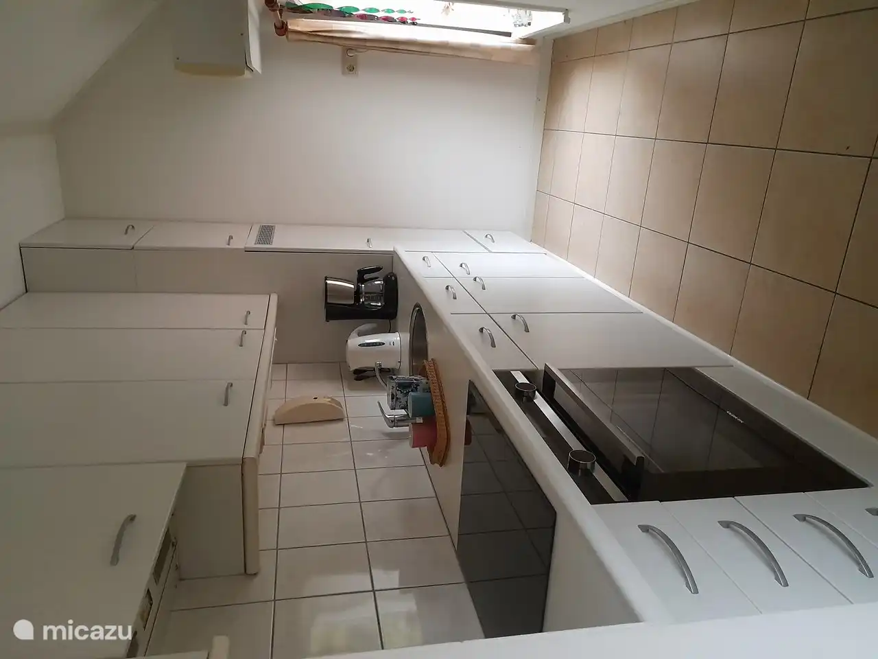 Cuisine avec plaque à induction, four, micro-onde, mais sans lave-vaisselle