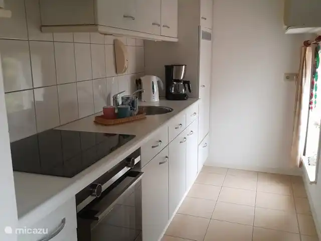 Wandelen, Nederland, Overijssel, Holten, boerderij Erve Toon Keuken met inductie-kookplaat, oven, magnetron, echter zonder vaatwasser