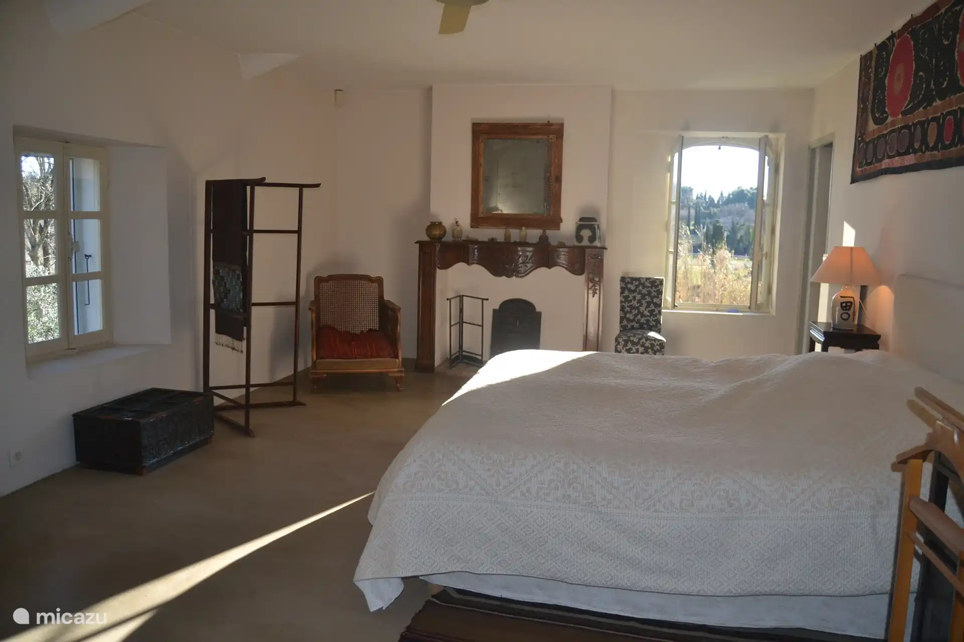 Hauptschlafzimmer mit eigenem Bad
und Kingsize-Bett 1,80 x 2,00 mit Topper (oder 2 x 0,90 x 2,00)