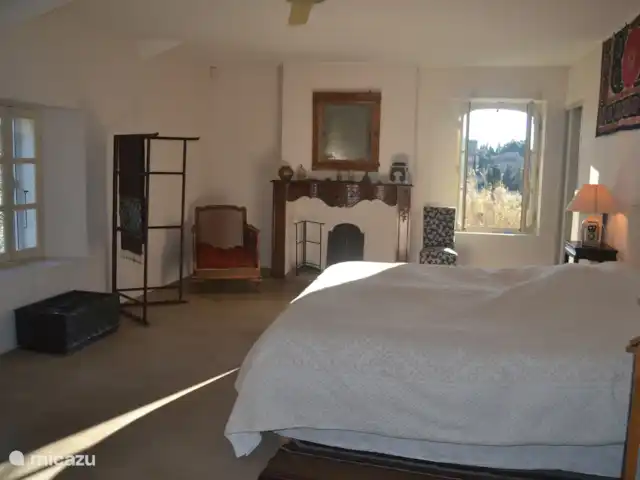 Shoto | France, Vaucluse, Aubignan - maison de vacances Chambre principale avec salle de bain privée
et lit king-size 1,80 x 2,00 avec surmatelas (ou 2 x 0,90 x 2,00)