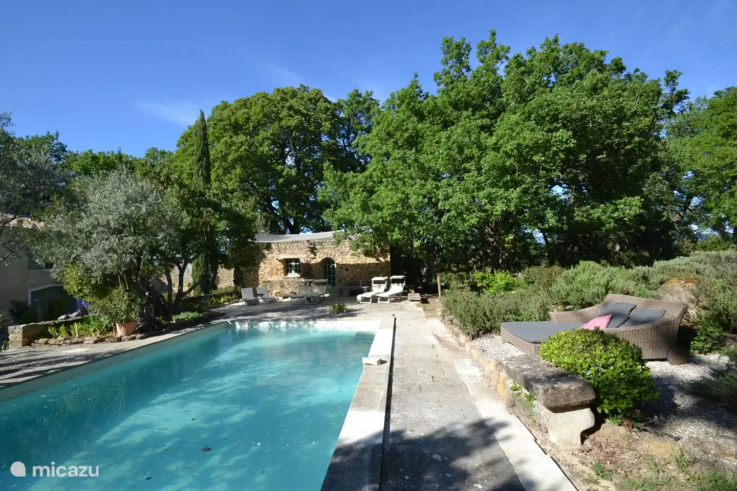 Schwimmbad und Poolhaus
