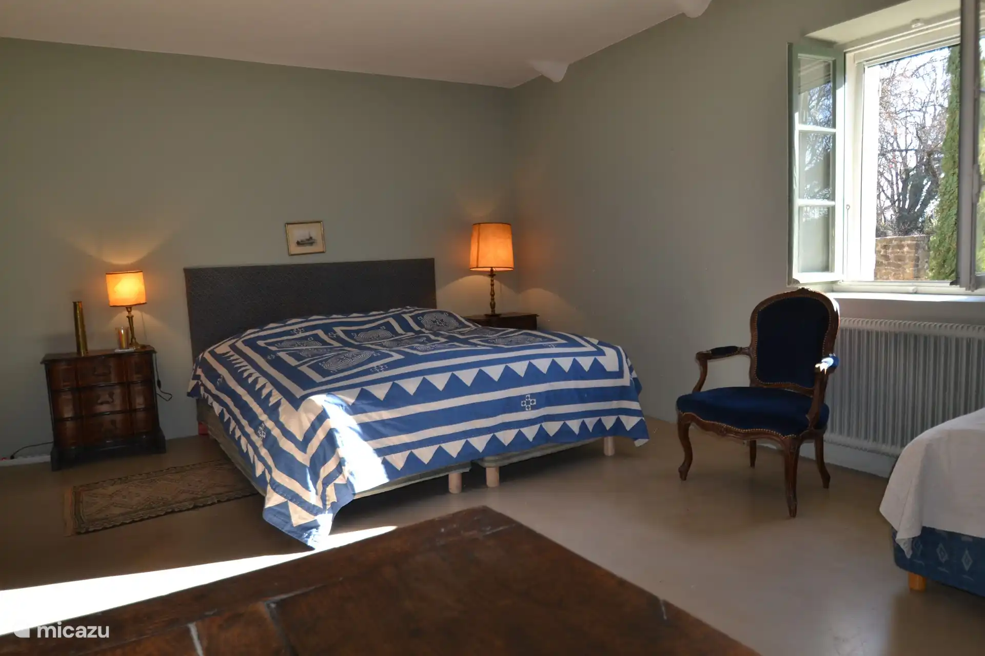 Schlafzimmer mit Kingsize-Bett 1,80 x 2,00 mit Topper (oder 2 x 0,90 x 2,00) + 1 Bett von 0,80 x 1,90