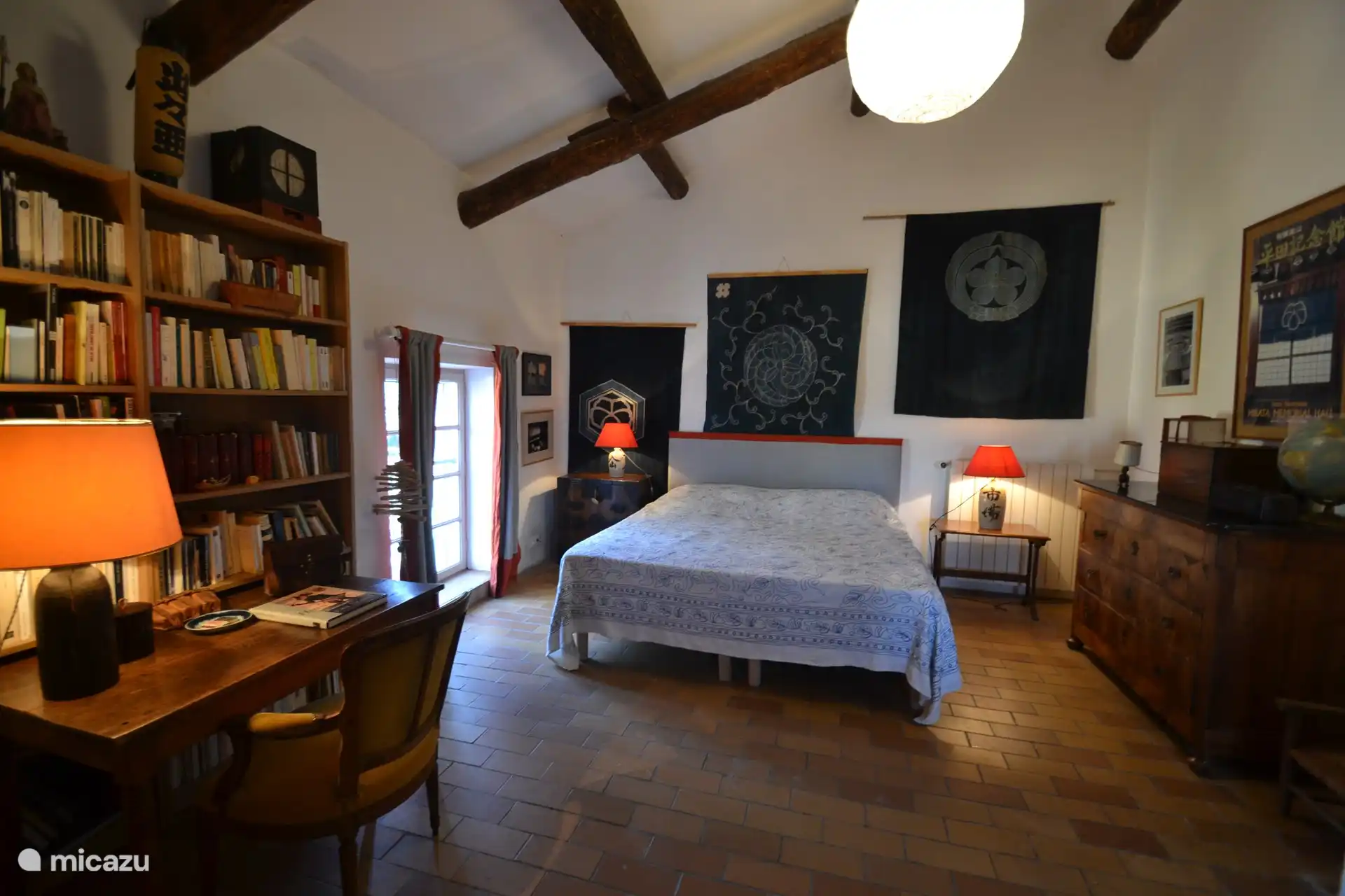 Schlafzimmer mit Kingsize-Bett 1,80 x 2,00 mit Topper (oder 2 x 0,90 x 2,00)