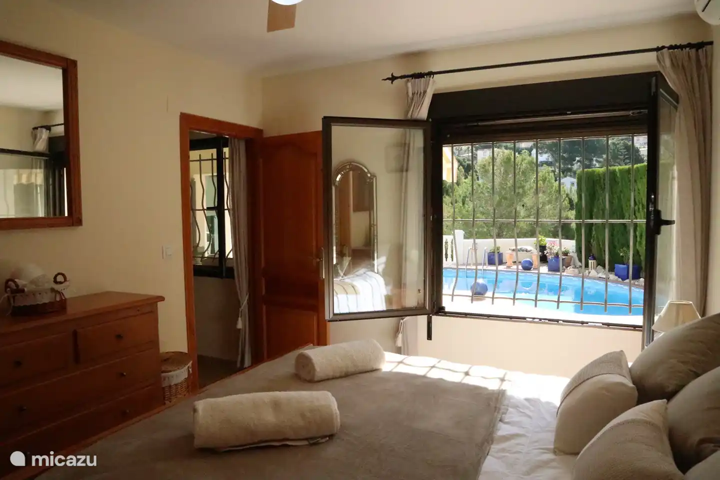 Chambre des maîtres (le soleil levant entre dans la pièce)