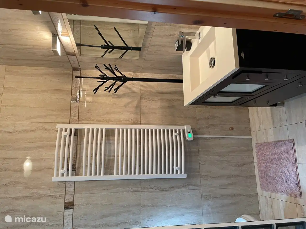 Salle de bain attenante avec le nouveau chauffage électrique