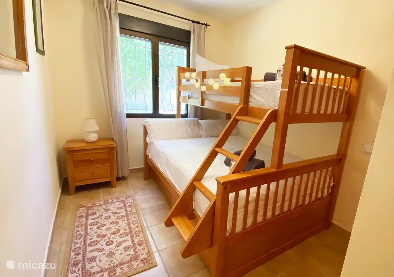 Deuxième chambre (enfants) avec un lit français en bas (lit 140 cm) et un lit simple au-dessus