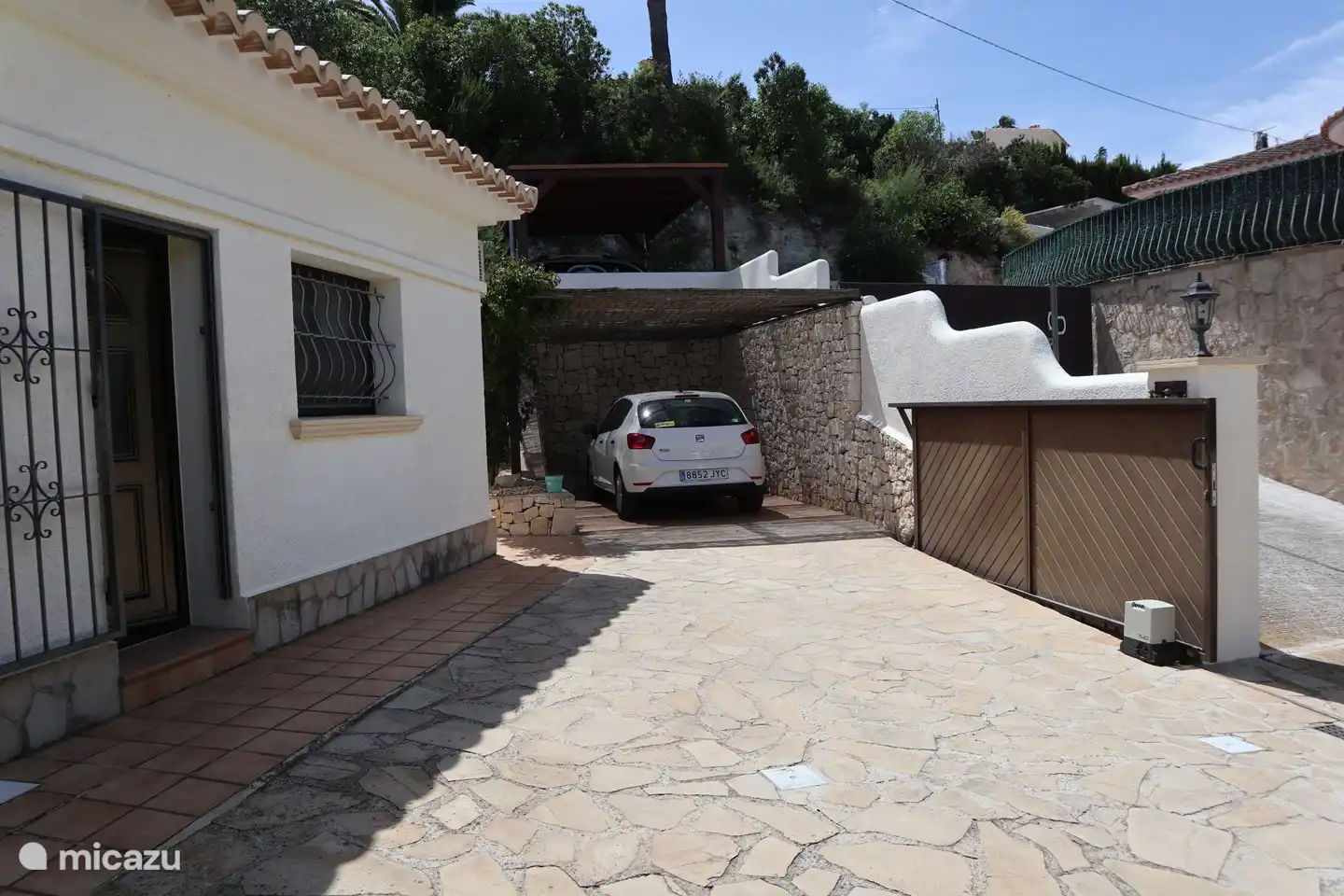 Vue de face et carport