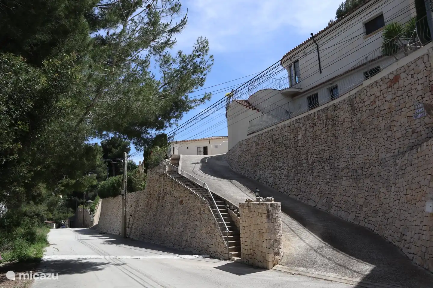 Allée partagée avec le voisin. La première fois pour s'habituer à conduire, mais on s'y habitue vite