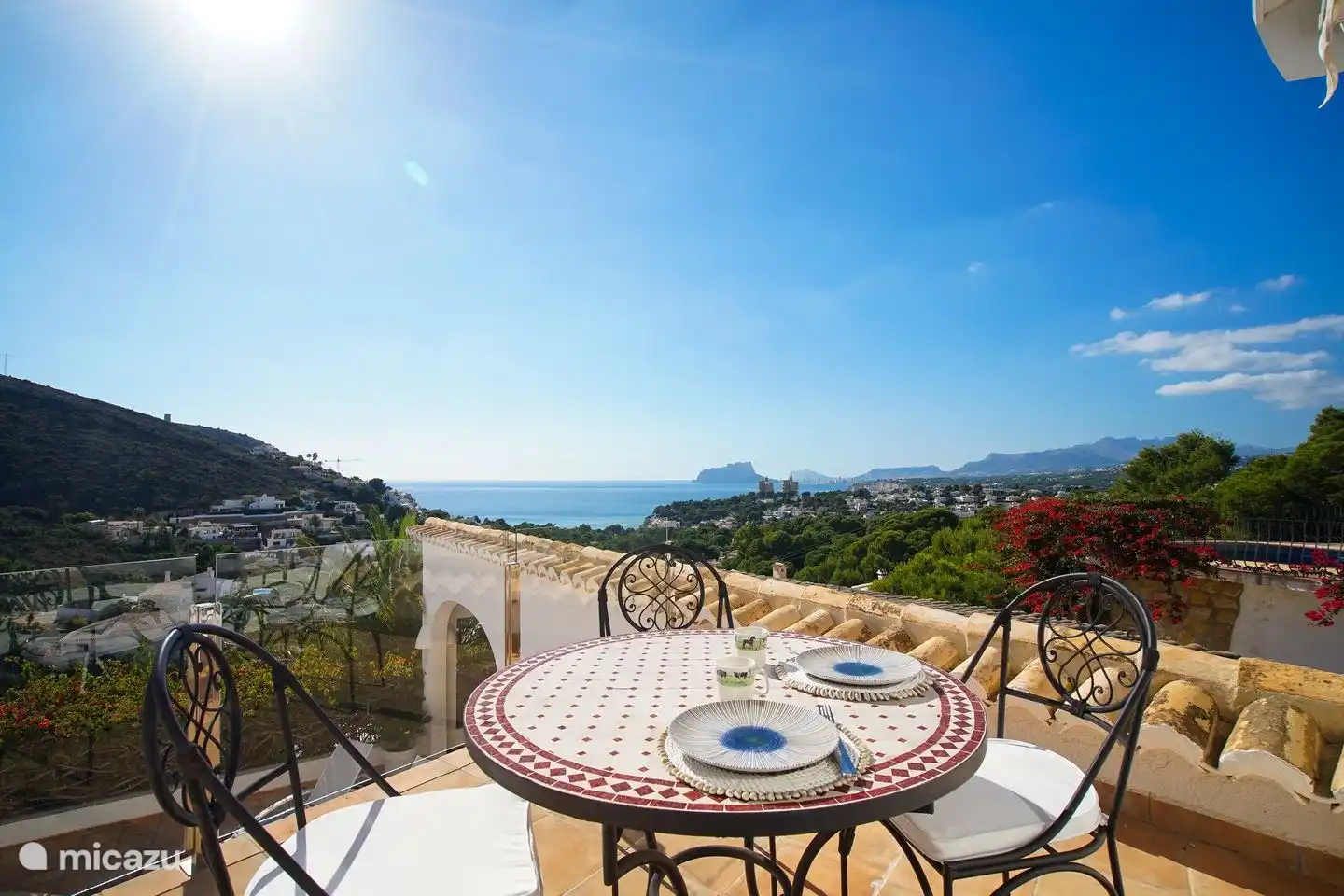 The coffee terrace of Villa Bahia del Portet in Moraira has panoramic sea views
