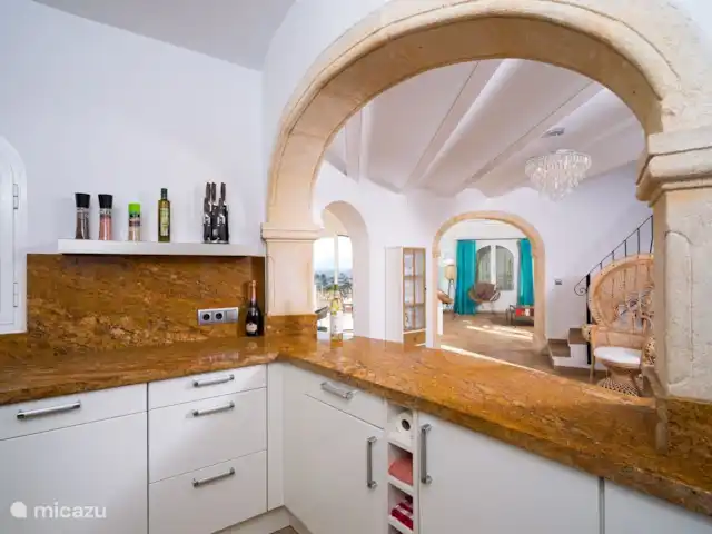 Villa Bahia del Portet | Moraira  huren in Spanje, Costa Blanca, Moraira - villa De keuken van Villa Bahia del Portet is compleet en heeft een leuk doorkijkje naar de woonkamer
