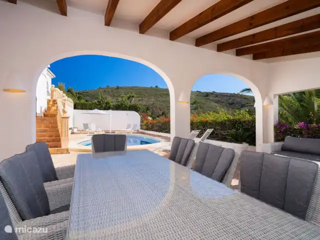 Villa Bahia del Portet | Moraira  huren in Spanje, Costa Blanca, Moraira - villa Het overdekte terras van Villa Bahia del Portet met zicht op het privé zwembad