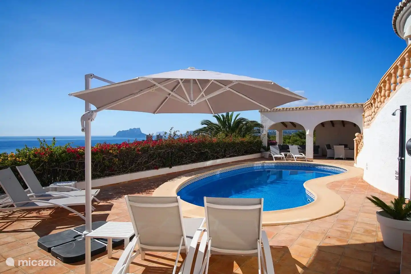 The kidney-shaped private pool of Villa Bahia del Portet in Moraira