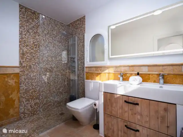 Villa Bahia del Portet | Moraira  huren in Spanje, Costa Blanca, Moraira - villa Villa Bahia del Portet beschikt over 3 badkamer met inloopregendouche, toilet en wastafel