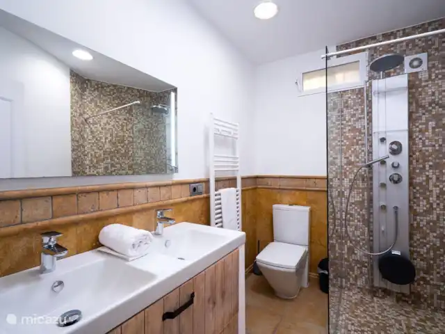 Villa Bahia del Portet | Moraira  huren in Spanje, Costa Blanca, Moraira - villa Villa Bahia del Portet beschikt over 3 badkamer met inloopregendouche, toilet en wastafel
