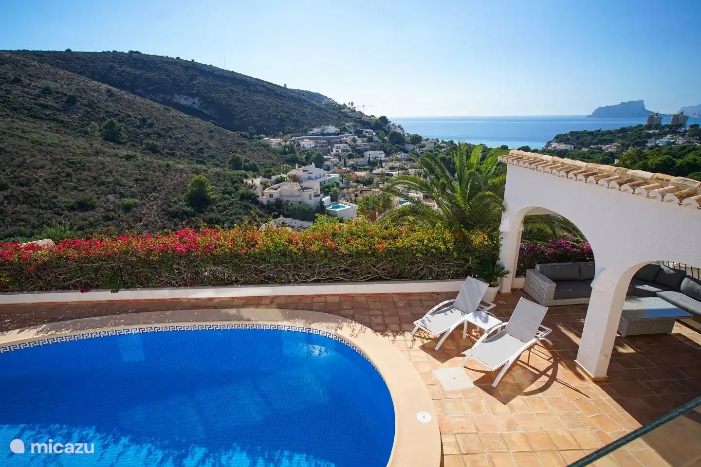 Also from the pool there is a beautiful view of the bay of El Portet in Moraira