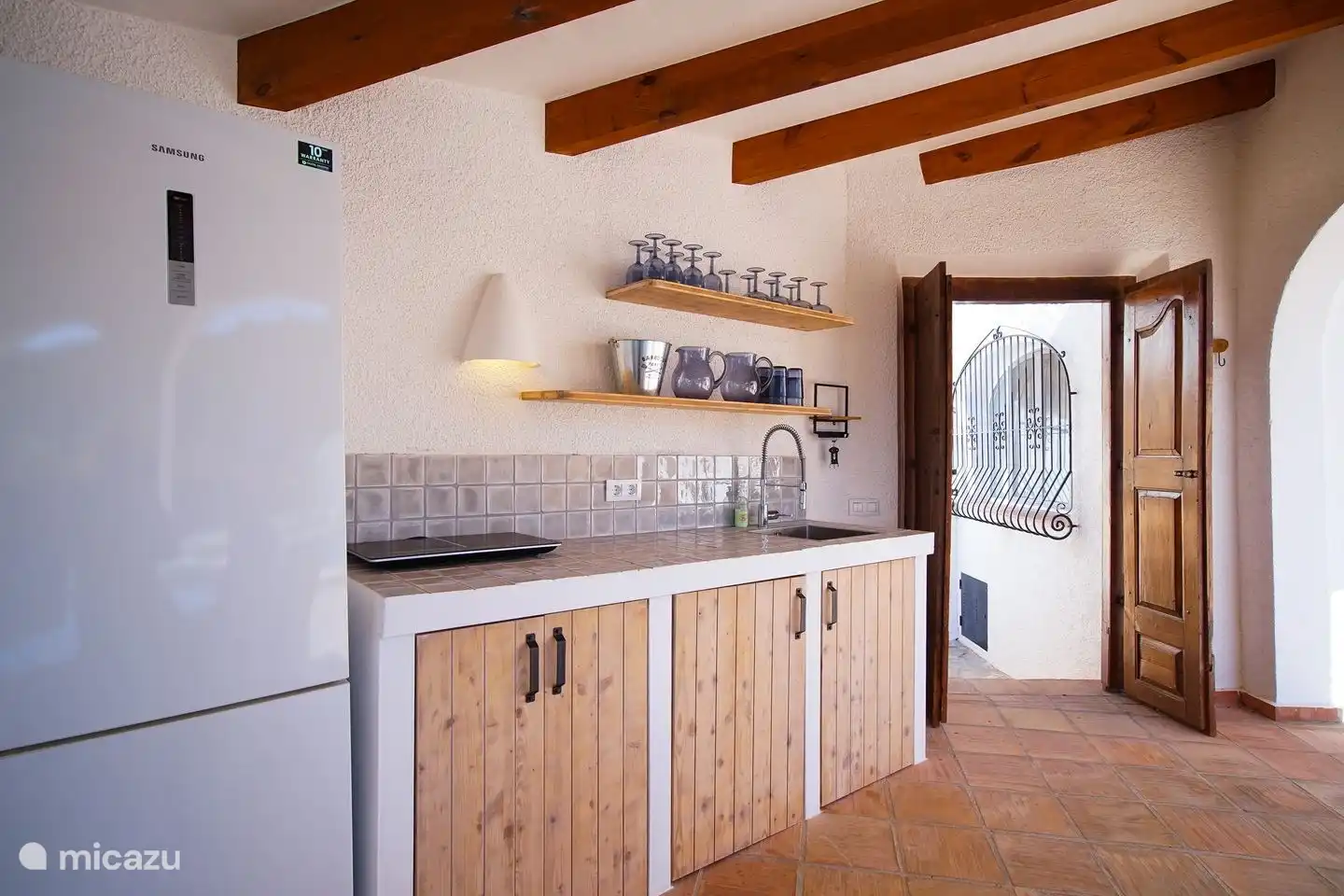 The outdoor kitchen of Villa Bahia del Portet is fully equipped