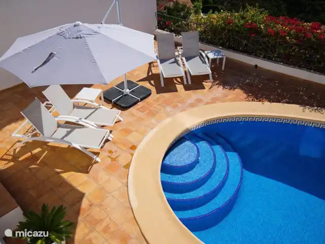 Villa Bahia del Portet | Moraira  huren in Spanje, Costa Blanca, Moraira - villa Het terras rondom het privé zwembad van Villa Bahia del Portet heeft meerdere ligbedden
