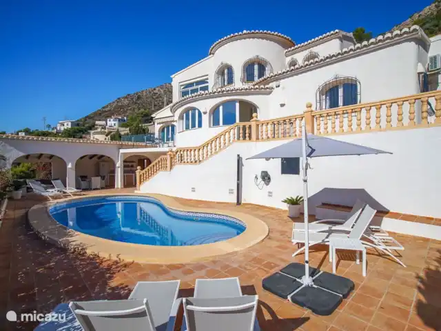 Villa Bahia del Portet | Moraira  huren in Spanje, Costa Blanca, Moraira - villa Het terras rondom het privé zwembad van Villa Bahia del Portet heeft meerdere ligbedden