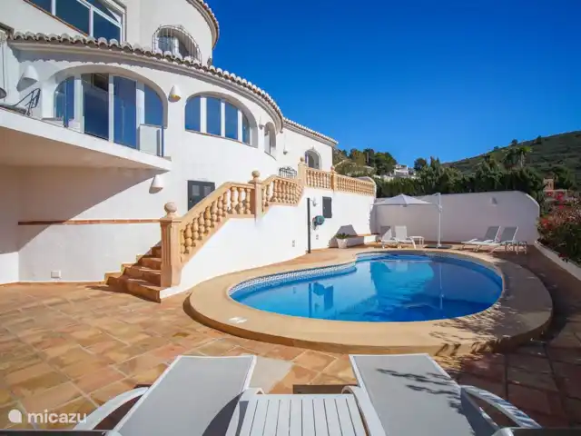 Villa Bahia del Portet | Moraira  huren in Spanje, Costa Blanca, Moraira - villa Het terras rondom het privé zwembad van Villa Bahia del Portet heeft meerdere ligbedden
